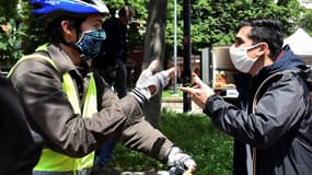 Un manifestant se revendiquant des gilets jaunes en pleine altercation avec un commerçant à Toulouse, samedi 16 mai 2020