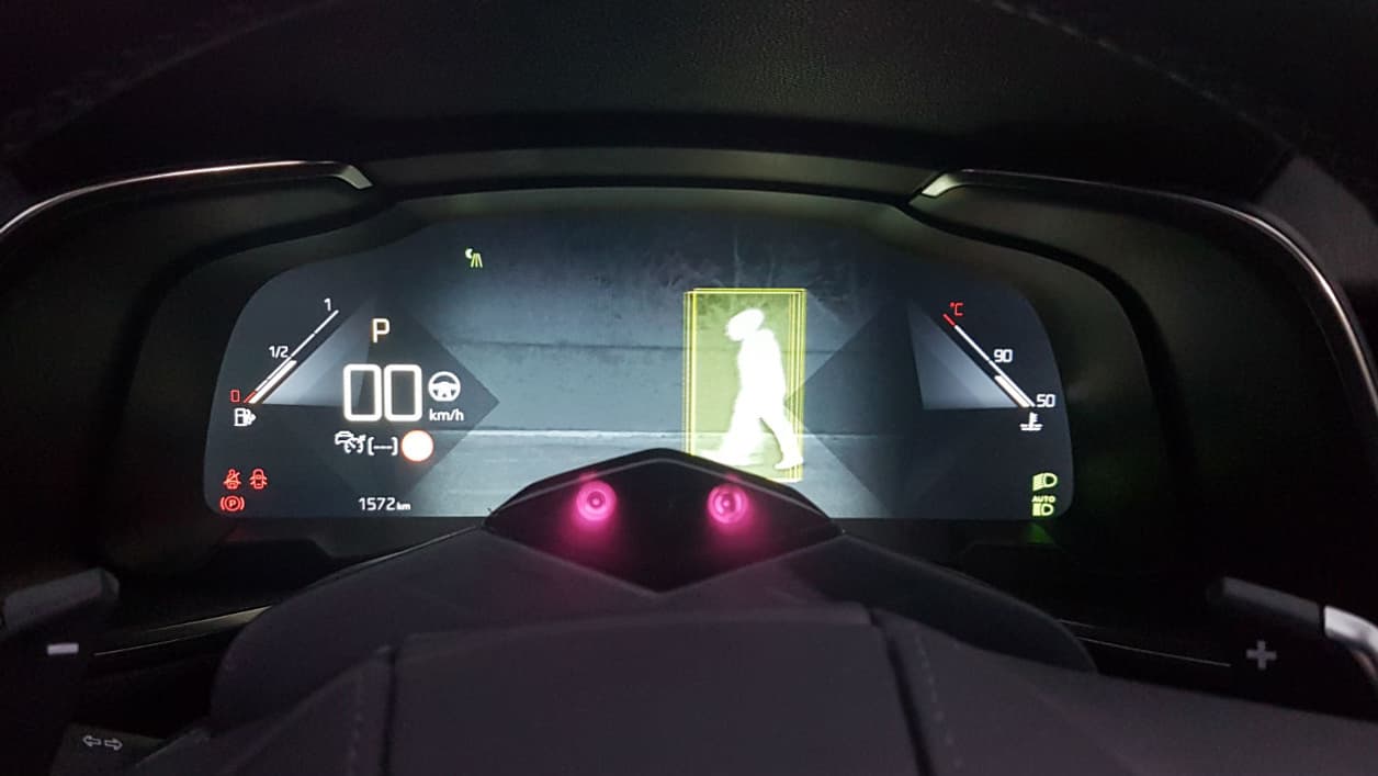 Le mode "night vision" active une caméra infrarouge sur l'écran des compteurs. Pendant ce temps, deux yeux surveillent le conducteur guettant le moindre signe de fatigue