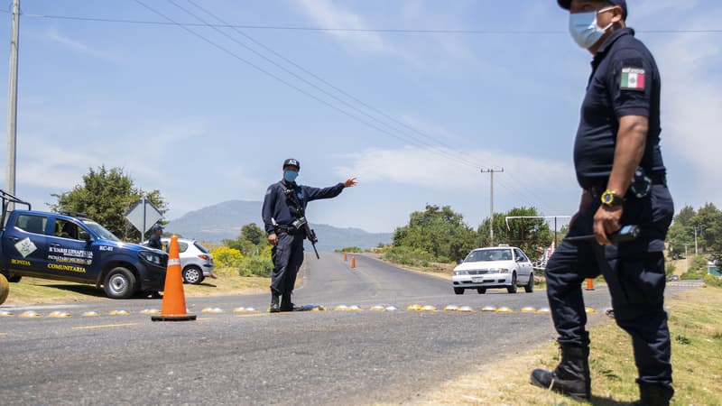 Des policiers mexicains en patrouille à Picharatos durant l'épidémie de Coronavirus (PHOTO D'ILLUSTRATION)