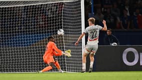 Andri Gudjohnsen marque lors du match France-Islande (2-1, qualifs Mondial 2026) avant que son but ne soit refusé, le 9 septembre 2025
