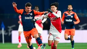 Joris Chotard face à Takumi Minamino lors de Montpellier-Monaco le 17 janvier 2025