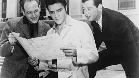 Les auteurs-compositeurs Jerry Leiber (à droite) et Mike Stoller, avec Elvis Presley, en 1957. Jerry Leiber, qui a écrit avec Mike Stoller certaines des plus célèbres chansons du répertoire populaire américain telles que "Hound Dog", "Jailhouse Rock" et "
