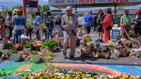 Un hommage est rendu sur la place George Floyd en sa mémoire à Minneapolis aux États-Unis, le 23 mai 2025,