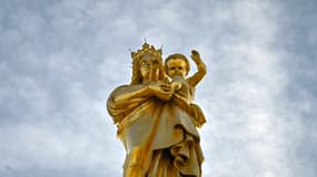 La Vierge à l'Enfant au sommet de la basilique Notre-Dame de la Garde, à Marseille, le 12 mars 2020.