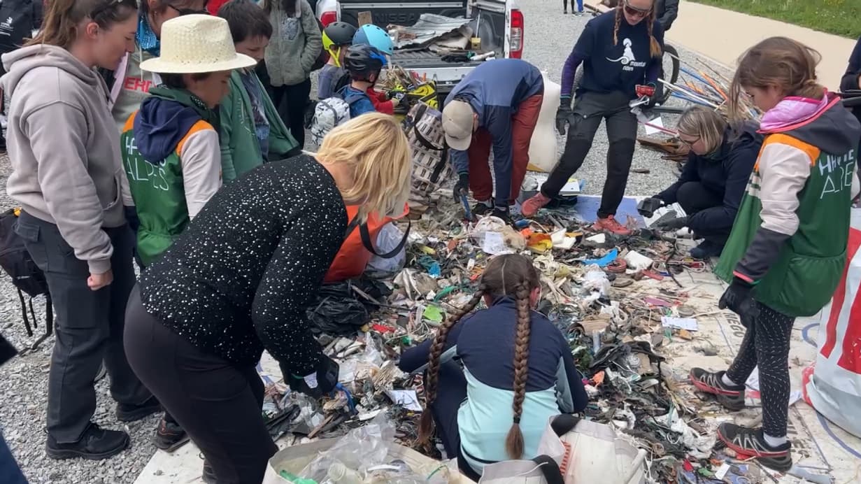 Plus de 350 kilos de déchets ont été ramassés lors de l'opération "dernier planté de bâton" dans le Dévoluy, ce samedi 31 mai. Plus de 350 kilos de déchets ont été ramassés lors de l'opération "dernier planté de bâton" dans le Dévoluy, ce samedi 31 mai.