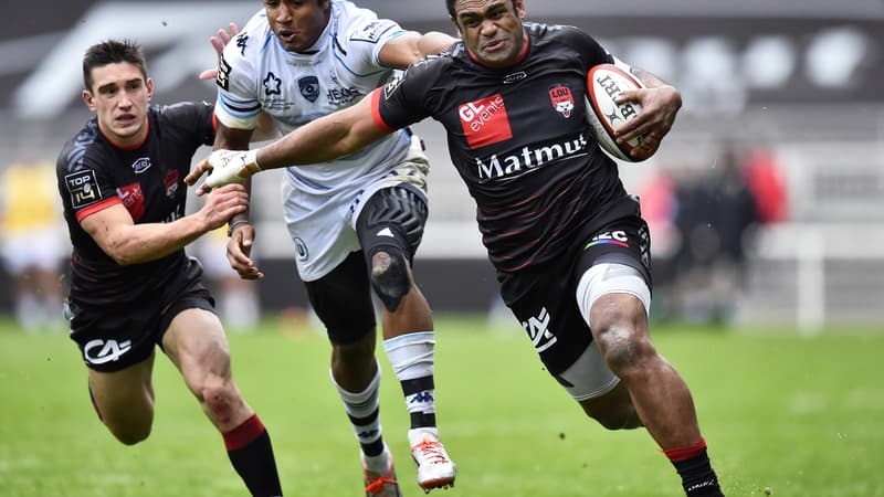 Le Lyonnais Napolioni Nalaga devant Benjamin Fall