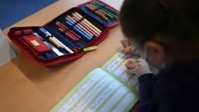 Exercice d'écriture pour un écolier dans une école primaire de Dortmund, le 22 février 2021 en Allemagne