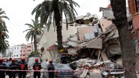 Les services de secours marocains inspectent les décombres d'un immeuble résidentiel qui s'est effondré le 11 juillet 2014 à Casablanca, au Maroc.