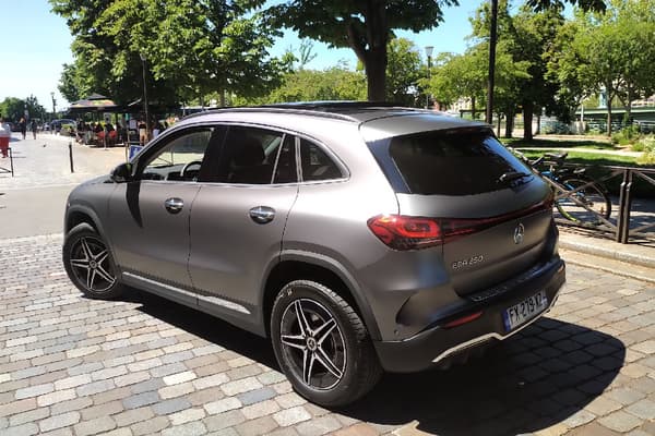 Mercedes complète sa gamme électrique avec un petit SUV, l'EQA. Mercedes complète sa gamme électrique avec un petit SUV, l'EQA.