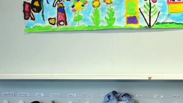 Cartables et vêtements accrochés dans le vestiaire d'une école de Caen le 2 septembre 2008.