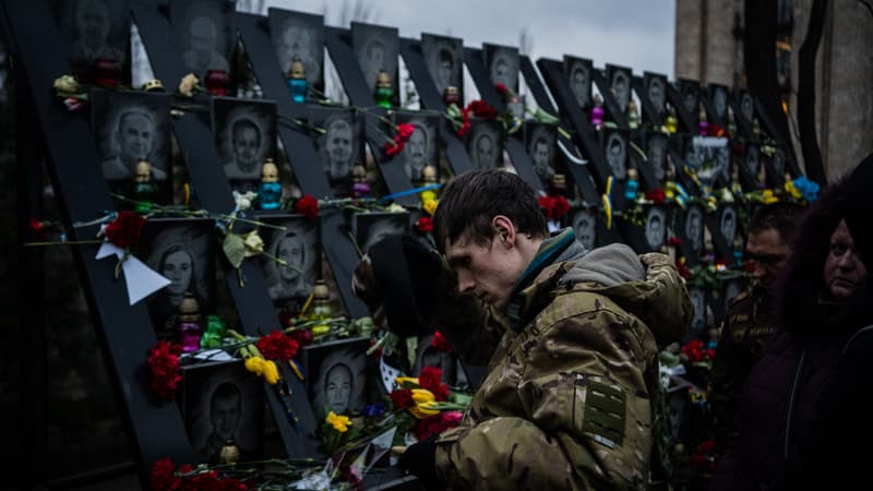 Un Ukrainien devant un mémorial en hommage aux manifestants tués lors de la révolution de Maïdan, à Kiev le 20 février 2023. 
