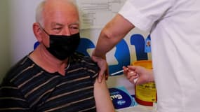 Un homme se fait injecter une troisième dose de vaccin contre le Covid-19, le 13 août 2021 à Rishon Lezion, en Israël
