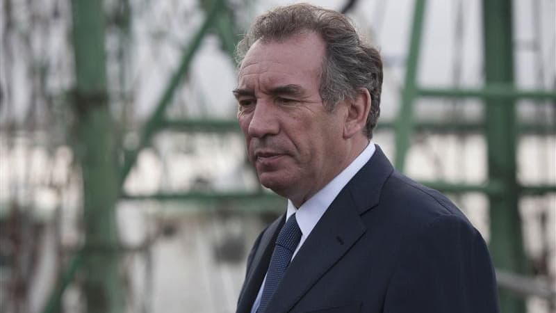 François Bayrou, qui avait créé la surprise en 2007, voit s'éloigner l'espoir de conserver son titre de "troisième homme" de l'élection présidentielle en 2012, selon les analystes. Dans deux sondages publiés mardi, le candidat centriste apparaît en perte