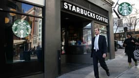 Lorsqu’un client sourd se rend compte que sa serveuse Starbucks apprend la langue des signes rien que pour lui, il partage son histoire sur les réseaux sociaux.