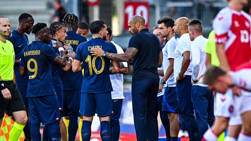 Rayan Cherki et Thierry Henry lors du match des Espoirs face au Danemark le 7 septembre 2023.
