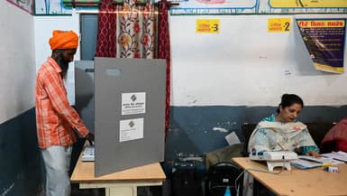 Un électeur vote lors de la dernière phase des élections nationales à Attari, dans l'État du Punjab, en Inde, le 1er juin 2024