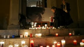 Des personnes déposent des bougies devant le portrait de l'indépendantiste corse Yvan Colonna, tué par un co-détenu en prison, à l'entrée de la cathédrale d'Ajaccio, le 22 mars 2022
