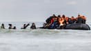 Des migrants montent à bord d'un bateau de passeurs pour tenter de traverser la Manche, sur la plage de Gravelines (Nord) dans le nord de la France, le 26 avril 2024.