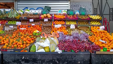 Des fruits chez un primeur, à Paris, le 17 février 2024. (photo d'illustration)