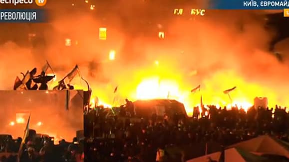 La police avance sur la place Maïdan avec des blindés, mardi soir. La police avance sur la place Maïdan avec des blindés, mardi soir.
