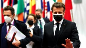 Emmanuel Macron quitte le sommet européen à Bruxelles, le 25 février 2022