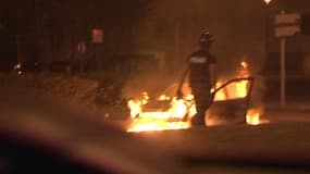 Une vingtaine de véhicules ont été incendiés dans la nuit de samedi à dimanche à Trappes.