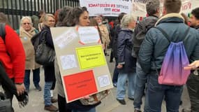 Une mobilisation est en cours devant le siège du conseil régional à Saint-Ouen contre la fermeture de sept lycées parisiens.