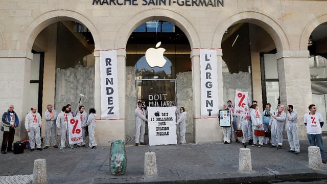 Des militants d'Attac s'en sont pris à une boutique Apple.