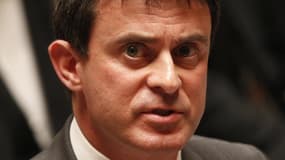 Le ministre de l'Intérieur, Manuel Valls, a lancé dimanche un nouvel appel au calme après deux nuits d'incidents à Trappes et ses environs, dans les Yvelines, alors que l'opposition de droite accuse le gouvernement de laxisme. /Photo prise le 25 juin 2013