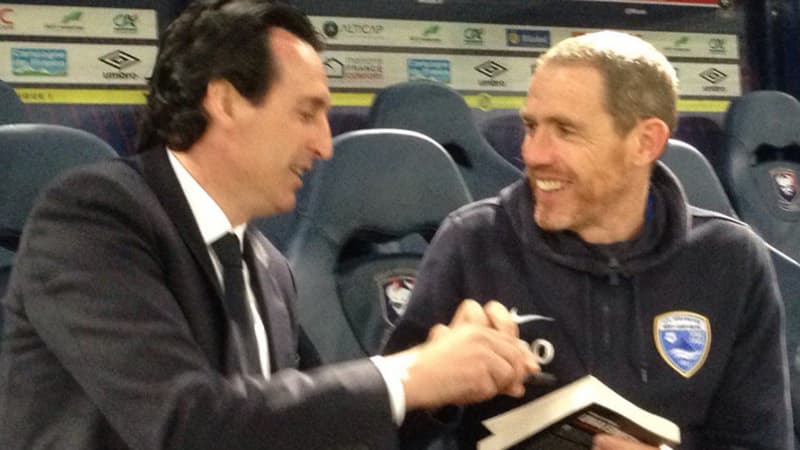 L'entraîneur du PSG, Unai Emery, a pris le temps de discuter avec son homologue d'Avranches, Damien Ott, après la victoire parisienne en Normandie (0-4).