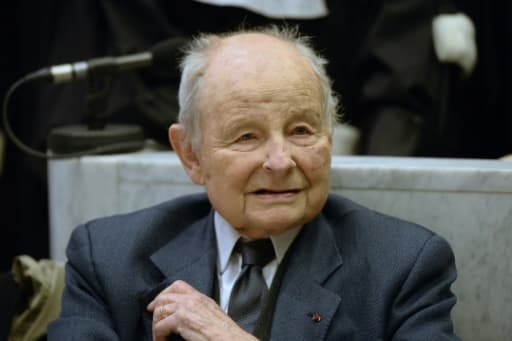 -Dans cette photo prise le 21 mai 2013, Jacques Servier, fondateur du fabricant pharmaceutique français Les Laboratoires Servier, - fabricant du médicament Médiator - attend dans la salle d'audience du palais de justice de Nanterre, aux ... -Dans cette photo prise le 21 mai 2013, Jacques Servier, fondateur du fabricant pharmaceutique français Les Laboratoires Servier, - fabricant du médicament Médiator - attend dans la salle d'audience du palais de justice de Nanterre, aux ...