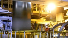 Un employé d'Arcelor Mittal travaille sur le site de Dunkerque, dans le nord de la France, le 11 février 2022