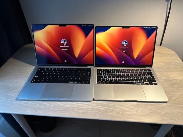 A gauche, le nouveau MacBook Pro 14 pouces avec puce M2 Pro. A droite, le MacBook Air 13,6" avec puce M2