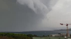 Cet énorme nuage est apparu quelques instants avant les terribles orages qui ont frappé la Corse