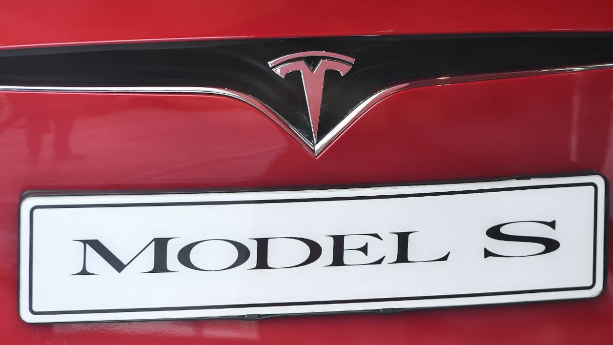 Tesla a fait chuter les prix de sa Model S depuis la semaine dernière, ce qui mécontentent de nombreux propriétaires de la berline. Tesla a fait chuter les prix de sa Model S depuis la semaine dernière, ce qui mécontentent de nombreux propriétaires de la berline.