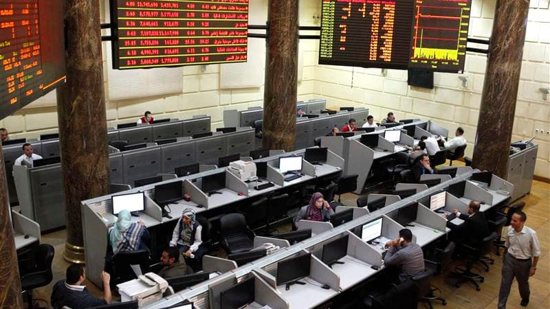 Dimanche, la Bourse du Caire a plongé de près de dix pour cent au premier jour de sa réouverture après la publication, jeudi soir, du décret Morsi qui a pris les Egyptiens par surprise. Jamais les valeurs n'avaient accusé une telle baisse depuis la "révol