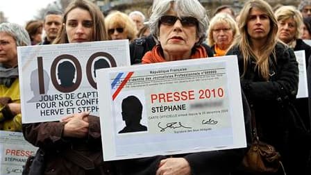 Plusieurs centaines de personnes, des professionnels de la presse pour la plupart, se sont rassemblées jeudi à Paris en signe de soutien à deux journalistes français détenus depuis 100 jours en Afghanistan. /Photo prise le 8 avril 2010/REUTERS/Charles Pla