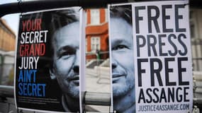 Affiche de soutien à Julian Assange, face à l'ambassade équatorienne, à Londres. La Grande-Bretagne est déterminée à extrader Julian Assange vers la Suède et l'a fait clairement savoir à l'Equateur, qui héberge le fondateur de Wikileaks dans son ambassade