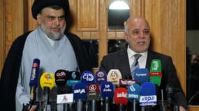 Le Premier ministre irakien Haider al-Abadi (droite) aux côtés du leader chiite Moqtada al-Sadr, le 23 juin 2018 à Najaf (Irak)