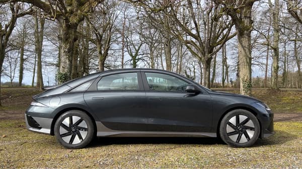 Le profil très aérodynamique de cette Ioniq 6 adopte la forme de la goutte d'eau. Le profil très aérodynamique de cette Ioniq 6 adopte la forme de la goutte d'eau.