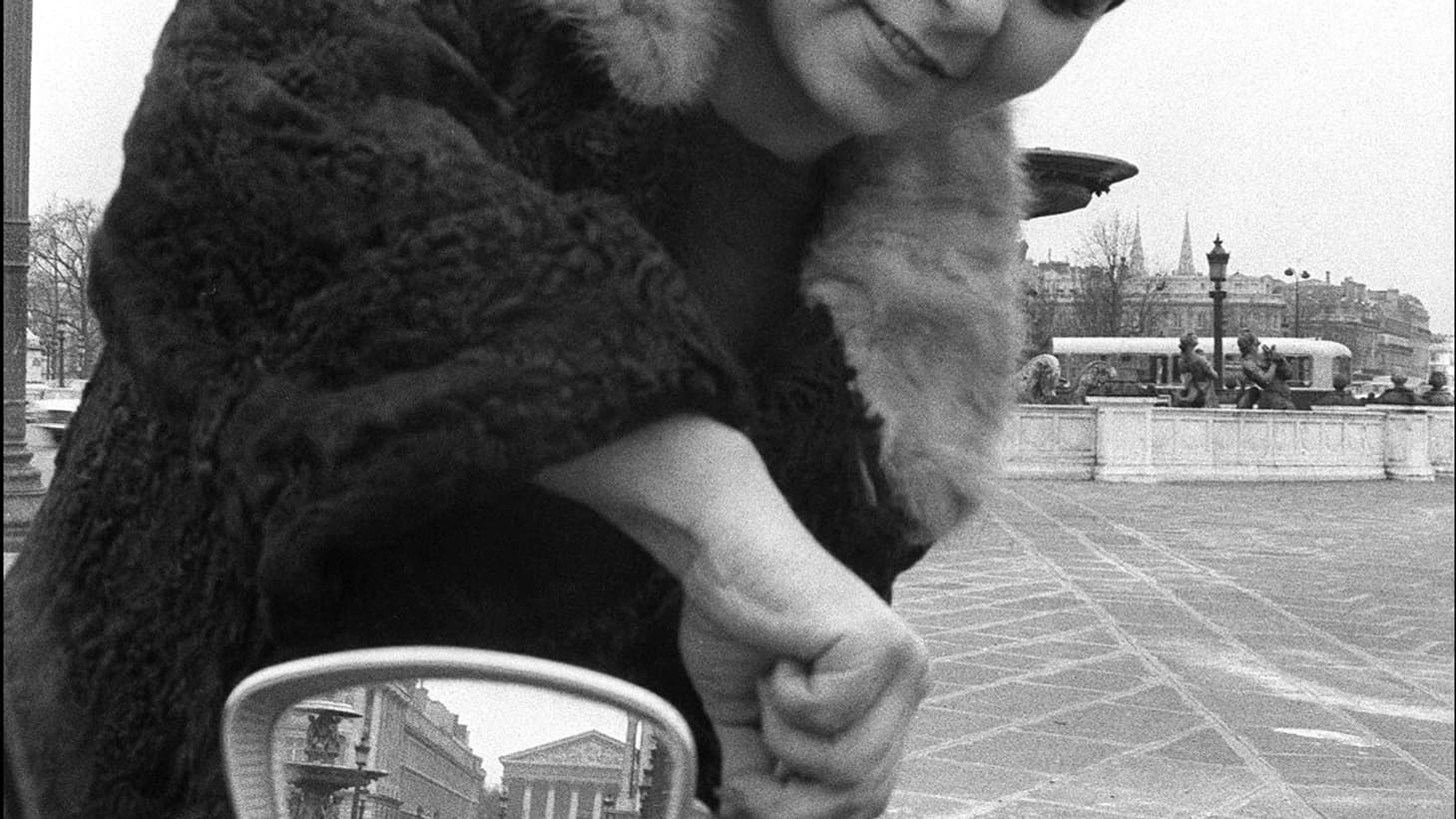 Une jeune femme installe un rétroviseur extérieur sur son véhicule, le 13 mars 1968 à Paris, après la réforme du code de la route qui oblige les automobilistes à équiper leur véhicule de la sorte pour renforcer la sécurité au volant. Une jeune femme installe un rétroviseur extérieur sur son véhicule, le 13 mars 1968 à Paris, après la réforme du code de la route qui oblige les automobilistes à équiper leur véhicule de la sorte pour renforcer la sécurité au volant.