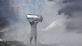 Un manifestant pro-Palestine fait face aux forces de l'ordre, lors du rassemblement interdit à Paris samedi 15 mai 2021