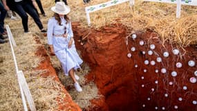 La reine consort du Danemark Mary observe les racines profondes des herbes de l'institut de recherche agricole brésilien Embrapa Cerrados à Brasilia, au Brésil, le vendredi 4 octobre 2024. Cet institut, situé dans la savane du Cerrado, a pour objectif d'accroître la durabilité du secteur agricole brésilien. Le Cerrado est le plus vaste écosystème de savane au monde et sa végétation s'est adaptée à de longues périodes de sécheresse pouvant durer plusieurs mois.