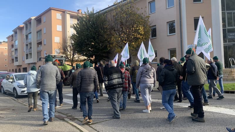 Colère des agriculteurs: des dizaines de panneaux démontés et déposés devant la préfecture à Digne-les-Bains