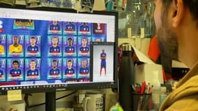 Les employés de Panini peaufinent l'album dédié à la Coupe du monde de football au Qatar.