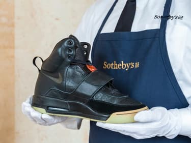 Les première baskets Yeezy portées par Kanye West lors de leur mise en vente chez Sotheby's.
