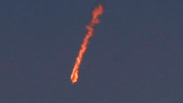Un avion syrien en feu après avoir été touché par l'armée israélienne au dessus du Golan, le 23 septembre 2014.