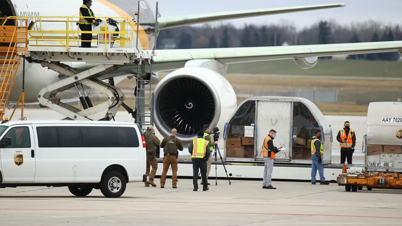 Un cargo transportant le vaccin aux États-Unis, dimanche 13 décembre 2020, dans l'État du Michigan.