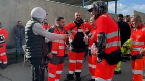 Des salariés du site de tri de déchets de Veolia du 15e arrondissement de Marseille en grève, le 25 octobre 2025.
