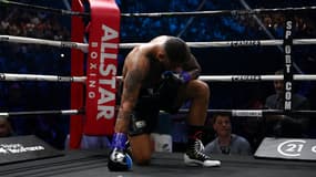 Tony Yoka genou à terre lors du premier round de son combat contre Martin Bakole en mai 2022